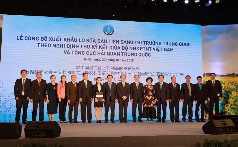 Tập đoàn TH xuất khẩu lô sữa đầu tiên sang Trung Quốc
