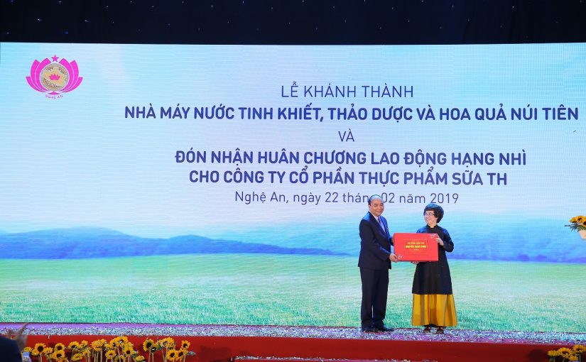 TẬP ĐOÀN TH KHÁNH THÀNH NHÀ MÁY SẢN XUẤT NƯỚC TINH KHIẾT, THẢO DƯỢC VÀ HOA QUẢ NÚI TIÊN VÀ ĐÓN NHẬN HUÂN CHƯƠNG LAO ĐỘNG HẠNG NHÌ HƯỞNG ỨNG TẾT TRỒNG CÂY ĐỜI ĐỜI NHỚ ƠN BÁC HỒ