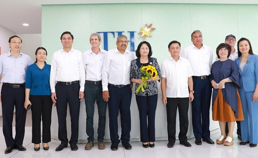 Phó Chủ tịch nước dành tặng “5 chữ Đẹp” cho nữ doanh nhân điển hình tiên tiến của xứ Nghệ
