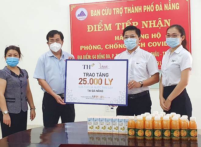 Tập đoàn TH tặng 75.000 ly sữa, nước trái cây cho vùng dịch Covid – 19 miền Trung