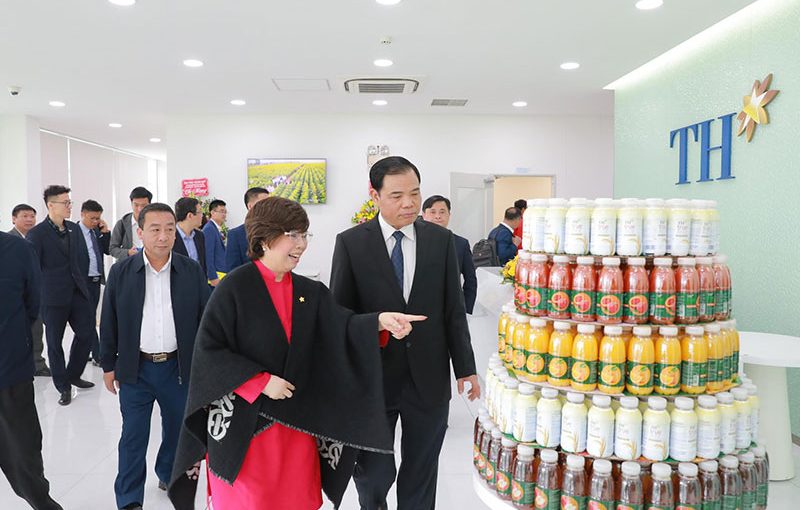 Bà Thái Hương nhận 3 chữ T từ Bộ trưởng Nguyễn Xuân Cường