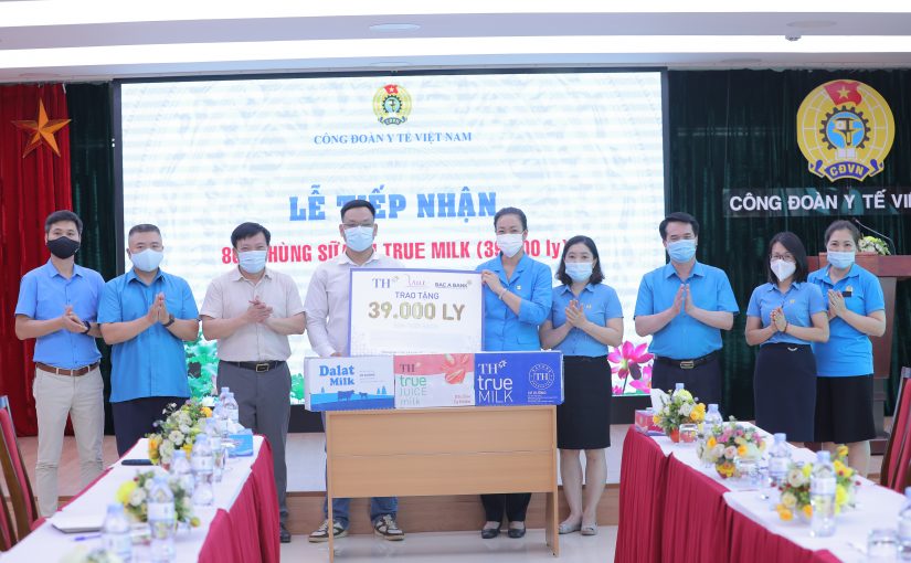 TH trao tặng 39.000 ly sữa tươi tới cán bộ y tế nơi tâm dịch Covid-19